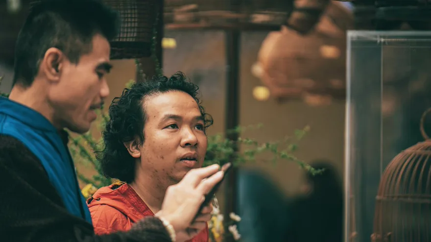 Deux hommes en pleine conversation, l’un écoutant attentivement l’autre.